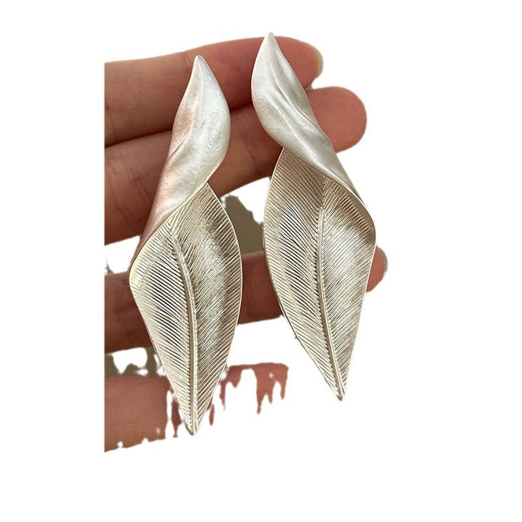 Niche Metal Folding Leaf Earrings