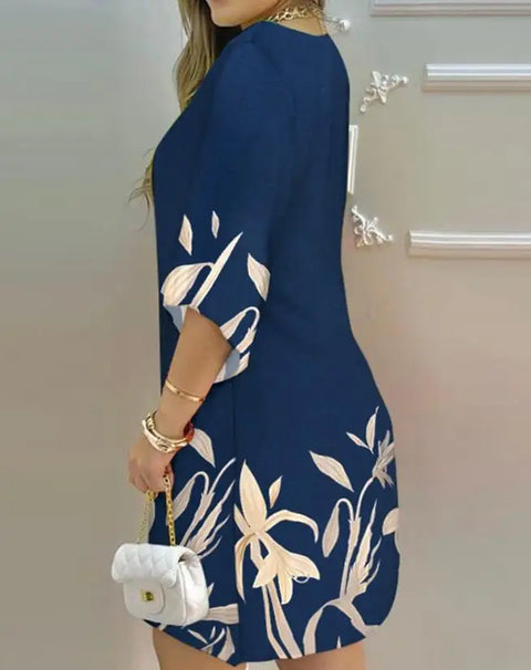 Vestido feminino de fibra sintética com estampa floral, manga ampla e modelagem reta.
